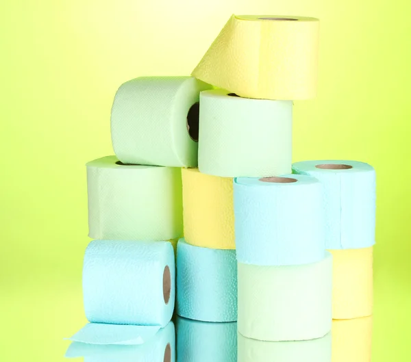 Яркие рулоны туалетной бумаги на зеленом фоне — стоковое фото