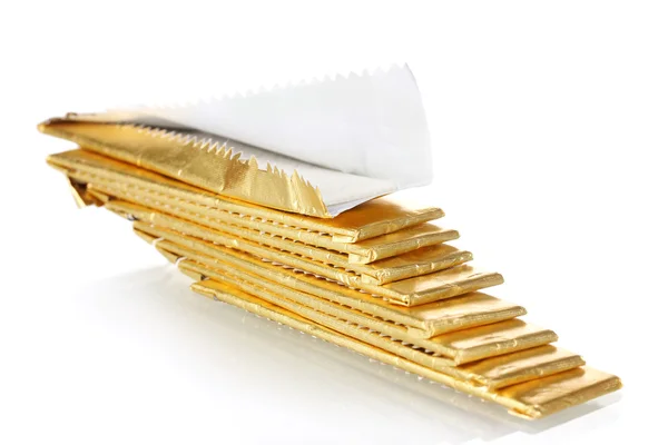 Mengunyah gusi dibungkus dalam foil emas, terisolasi pada putih — Stok Foto