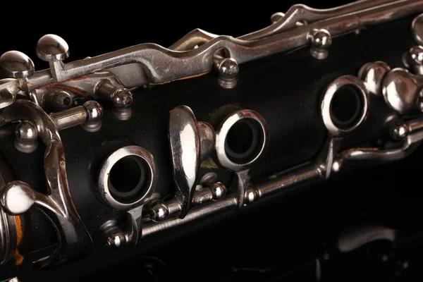 Крупная деталь кларнета на чёрном фоне — стоковое фото