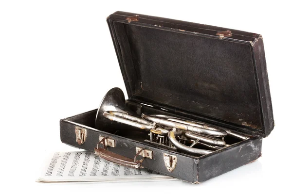 Vieja trompeta en estuche y cuaderno con notas aisladas en blanco — Foto de Stock