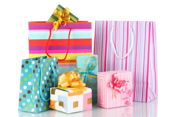 Heldere geschenk zakken en geschenken geïsoleerd op wit — Stockfoto