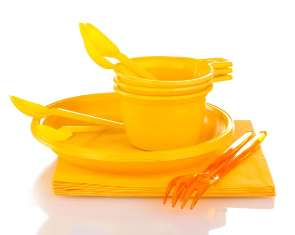 Vajilla y servilletas de plástico amarillo brillante aisladas en blanco — Foto de Stock