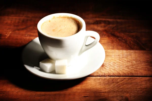 Tasse avec café et sucre sur table en bois — Photo