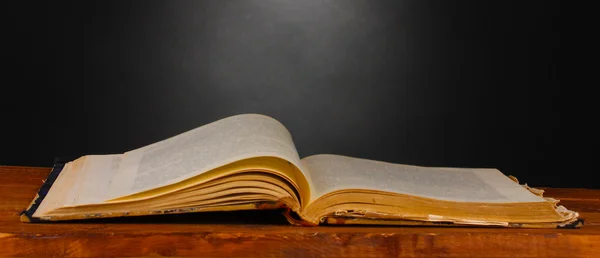 Oud boek op houten tafel op grijze achtergrond — Stockfoto