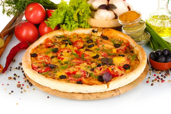 Deliciosa pizza sobre tabla de madera, verduras, especias y aceite aislado en whi —  Fotos de Stock