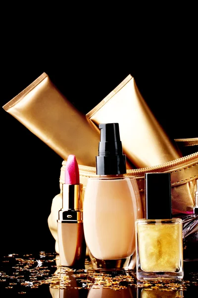 Torba piękny złoty makijaż i kosmetyki na czarnym tle — Zdjęcie stockowe