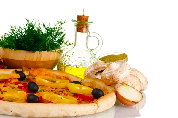Läcker pizza, grönsaker, kryddor och olja isolerad på vit — Stockfoto