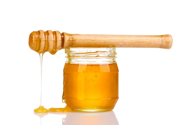 Burk med honung och trä duggregn isolerad på vit — Stockfoto