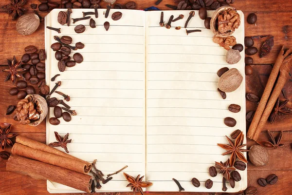 Régi papír receptek és fűszerek a fából készült asztal — Stock Fotó