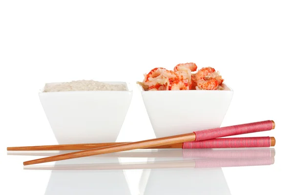 Rýže a krevety v miskách na izolované na bílém — Stock fotografie