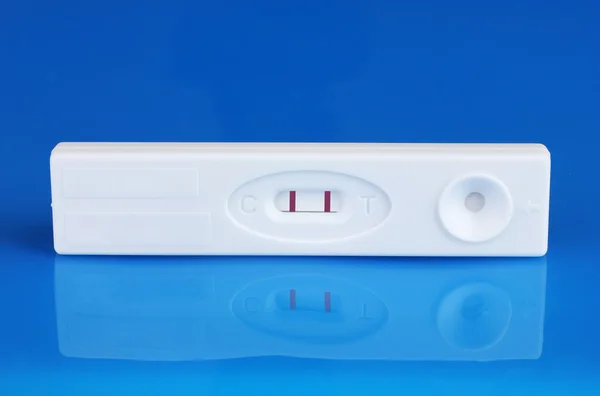 Teste de gravidez em fundo azul — Fotografia de Stock