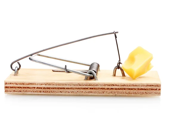 Mousetrap met stuk kaas geïsoleerd op wit — Stockfoto