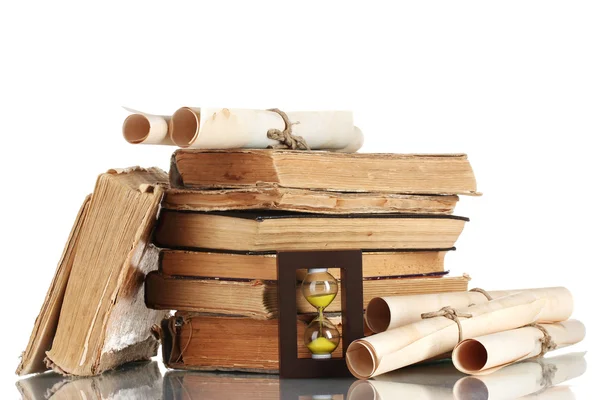 Eski kazık kitap ve üzerinde beyaz izole kaydırma — Stok fotoğraf
