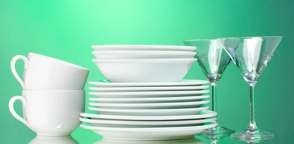 干净盘子、 杯子和眼镜的绿色背景 — 图库照片