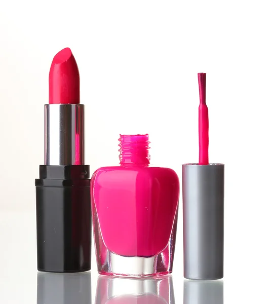Rosa Lippenstift und Nagellack isoliert auf weißem Hintergrund — Stockfoto