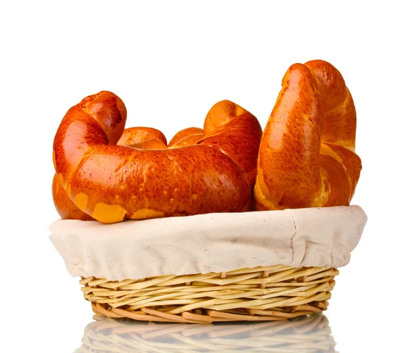 Pão assado em cesta isolado em branco — Fotografia de Stock