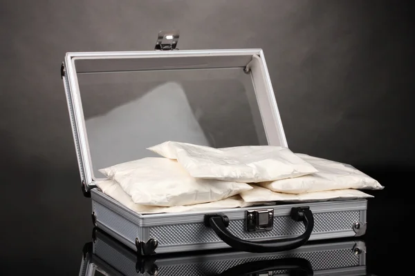 Cocaina in valigia su fondo grigio — Foto Stock