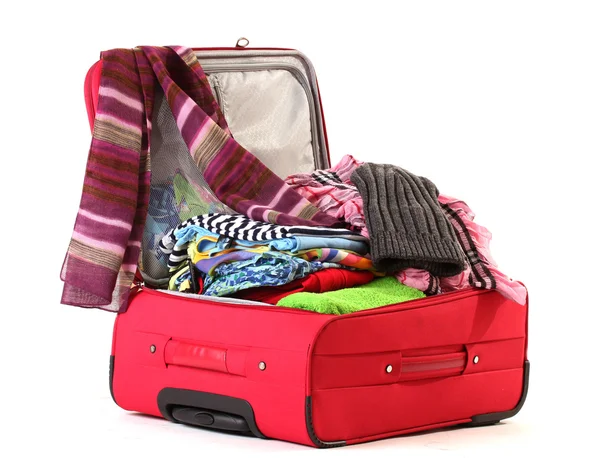 Valigia rossa aperta con indumenti isolati su bianco — Foto Stock