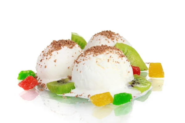 Delicioso helado de vainilla con chocolate y frutas aisladas en blanco — Foto de Stock