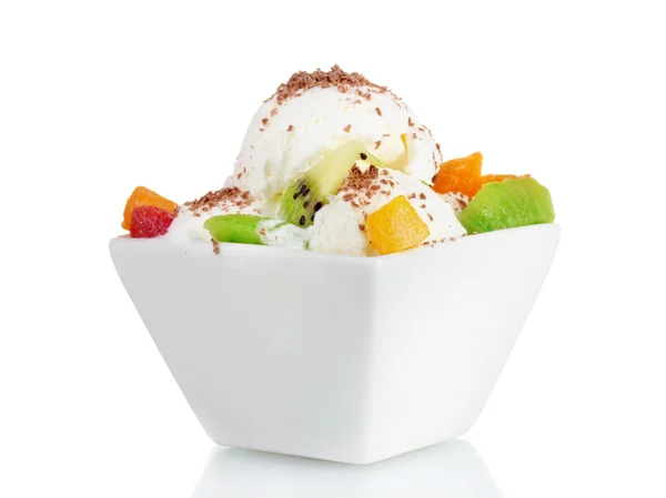 Delicioso sorvete de baunilha com chocolate e frutas em tigela isolada no wh — Fotografia de Stock