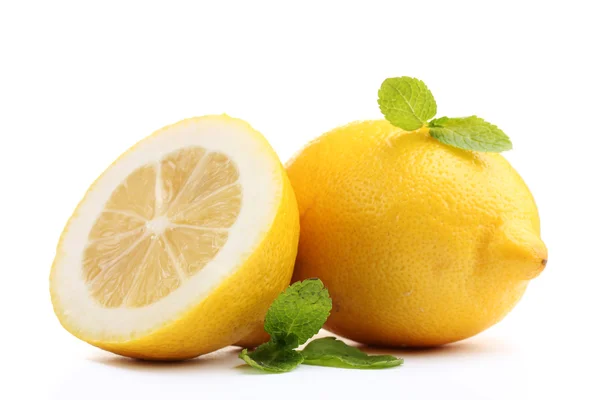 Citronová šťáva s mátou izolovaných na bílém — Stock fotografie