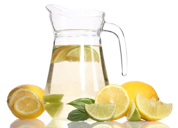 Jarra de limonada, lima y limón aislados en blanco — Foto de Stock