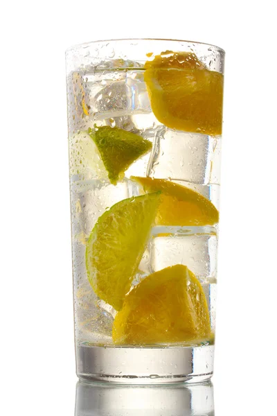 Холодний свіжий лимонад ізольований на білому — стокове фото