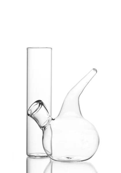 Dois copos de laboratório vazios com reflexão isolada sobre branco — Fotografia de Stock