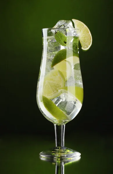 緑色の背景でミントとライム カクテルのグラス — ストック写真