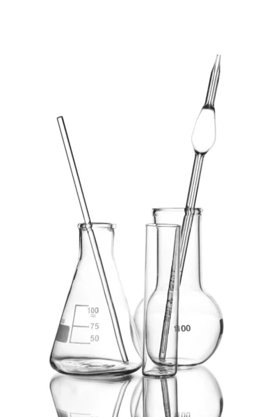 Trois verrerie de laboratoire vide avec réflexion isolée sur blanc — Photo