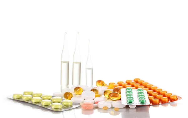 Comprimidos e ampolas isolados sobre branco — Fotografia de Stock