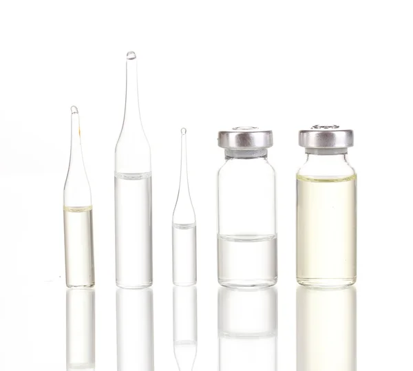 Ampoules médicales isolées sur blanc — Photo