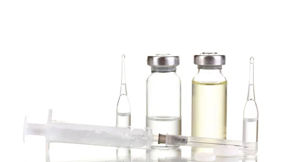 Seringa e ampolas médicas isoladas sobre branco — Fotografia de Stock