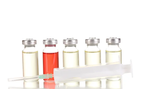 Spritze und medizinische Ampullen isoliert auf weiß — Stockfoto