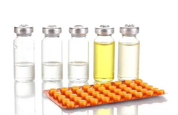 Tabletter och ampuller isolerad på vit — Stockfoto