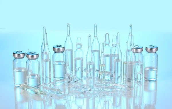 Ampułki medyczne na niebieskim tle — Zdjęcie stockowe