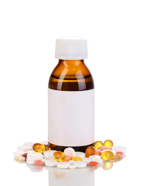 Медицинская бутылка и таблетки, изолированные на белом — стоковое фото
