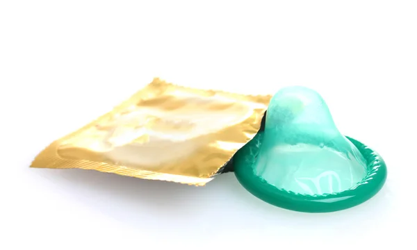 Preservativo verde com embalagem aberta isolada sobre branco — Fotografia de Stock