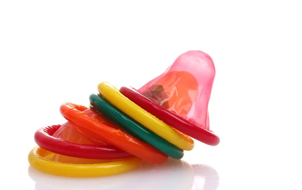 Bunte Kondome isoliert auf weiß — Stockfoto