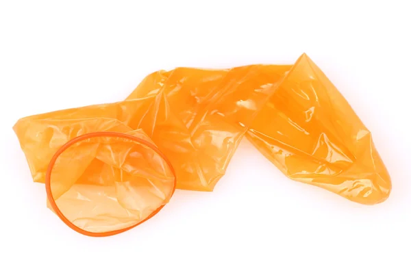白で隔離されるオレンジ色のコンドーム — ストック写真