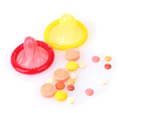 Geboorte condooms en controle pillen geïsoleerd op wit — Stockfoto