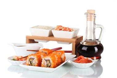 üzerinde plaka, çubuk, soya sosu, Balık ve izole karides lezzetli sushi