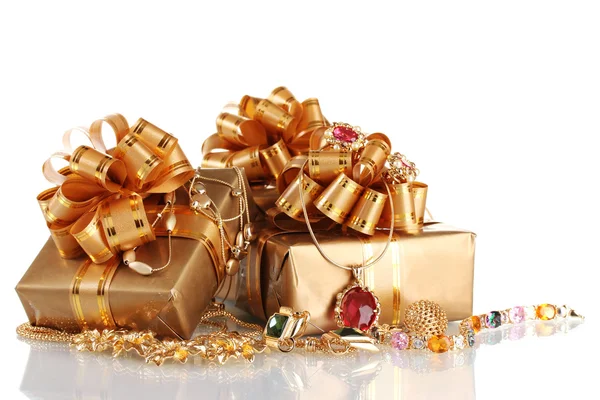 Verschiedene Goldschmuckstücke und Geschenke isoliert auf weiß — Stockfoto