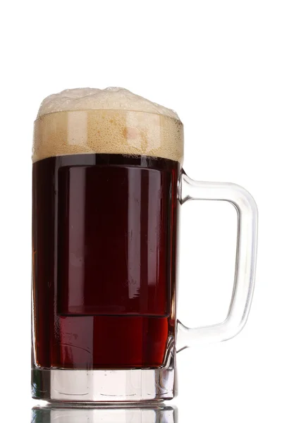 Červené pivo s pěnou v hrnek izolovaných na bílém — Stock fotografie