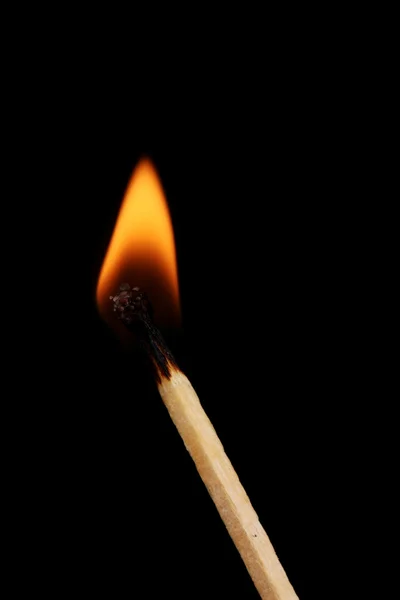 Brennendes Streichholz auf schwarzem Hintergrund — Stockfoto