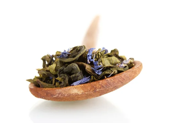 Grüner trockener Tee Blätter in Holzlöffel isoliert auf weiß — Stockfoto
