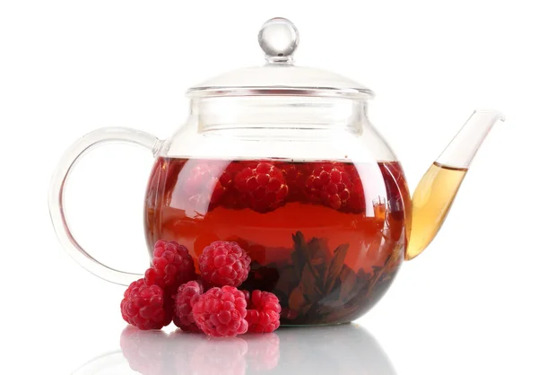 Glas svart frukt te i glas tekanna isolerad på vit — Stockfoto
