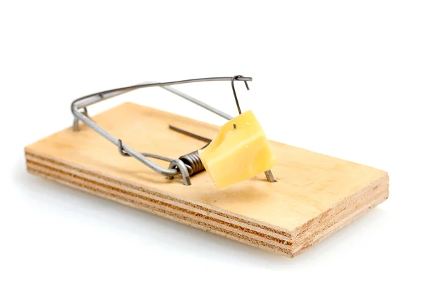 Мышеловка с кусочком сыра, изолированным на белом — стоковое фото