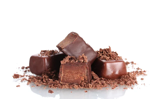 ? 巧克力糖果满孤立在白色的巧克力屑 — 图库照片