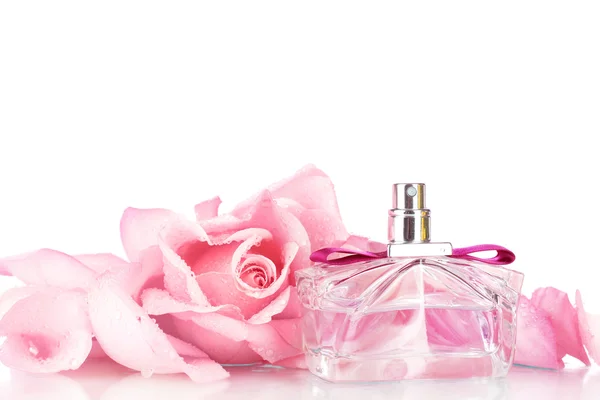 Бутылка духов и розовая роза на розовом — стоковое фото